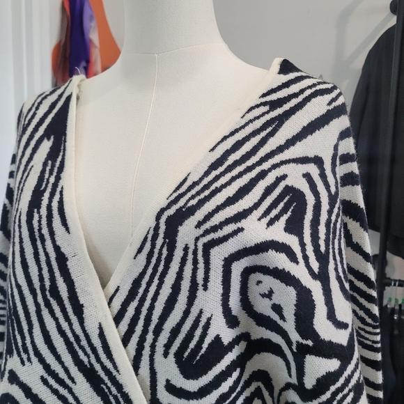 Story On Black and White Zebra Print Wrap Dress - Picture 6 of 6